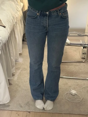 Weekday blå jeans ”PIN” - Blåa jeans från Weekday i modellen ”PIN”. Superfina och i jättebra skick. Stängs med knappar, har fickor fram och bak.  Lågmidjade I storlek 29/32 Jag är 171 cm lång