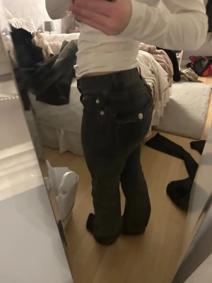 Raka jeans med knapp fickor - Raka jeans med knappar på fickorna, dom är i jättebra skick då jag knappt har använt dom och bara legat i garderoben. Dom är köpta på lager 157 för två år sedan och knappt använt dom sen dess. Kostade 400kr när jag köpte dom. I storlek XS short. 