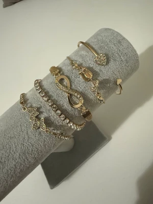 Guld Armband Set - Helt ny aldrig använd. Rostfritt stål. Justerbar.