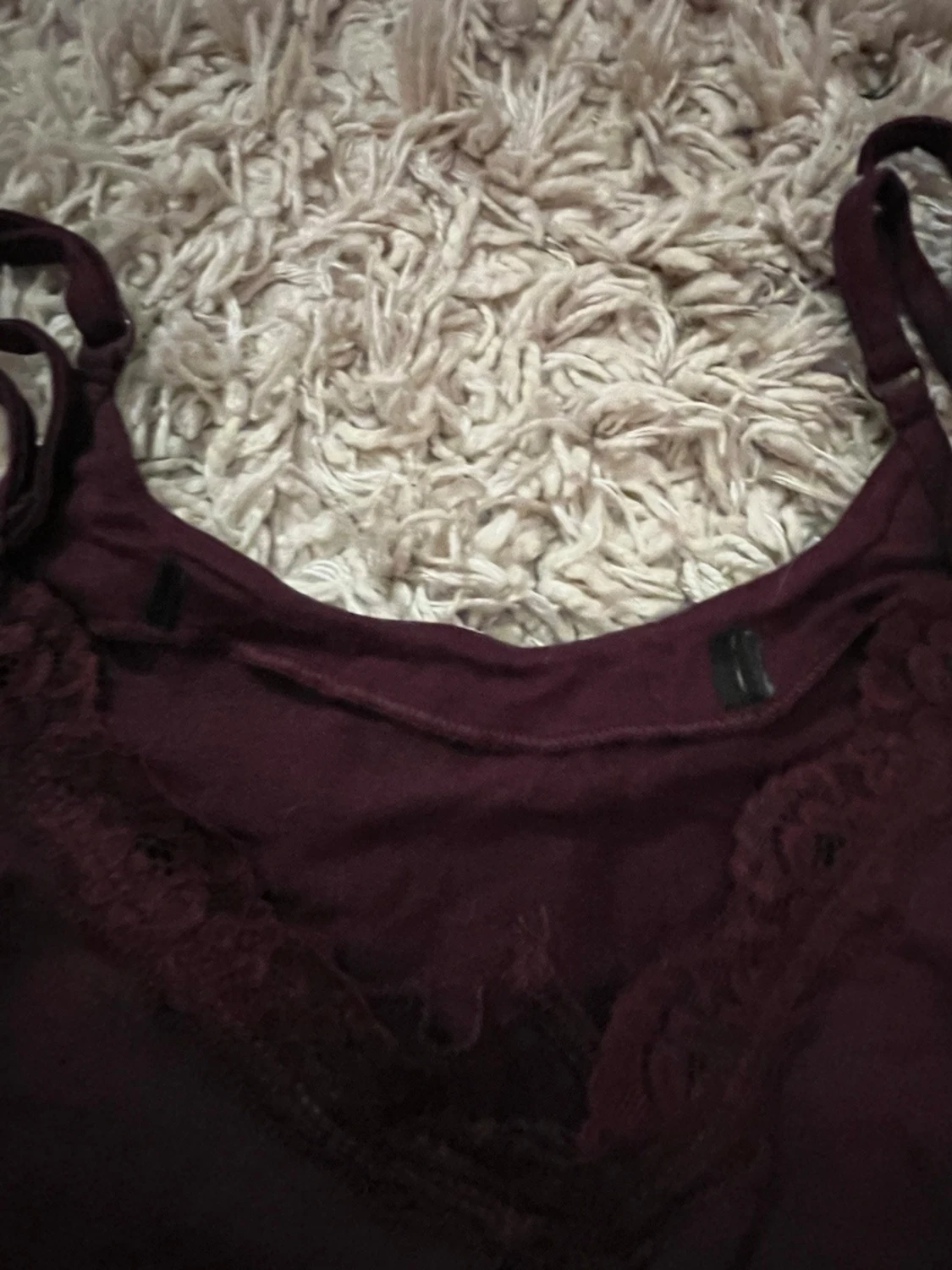 Vinröd linnetopp med spetsdetalj - 1