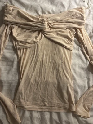 Beige offshoulder topp - Skrynklig på bilden men går att lösa snabbt! 
