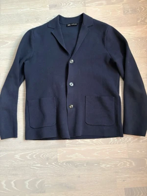 Kofta Zara - Snygg kofta från Zara i fint skick🤩🔥använd fåtal gånger 