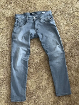 Ljus grå Replay jeans - Tjenare, nu säljer jag dessa feta ljus grå Repley Jeans. Dessa är använda några få gånger och har en utmärkt sick! Om ni har några frågor så är jag glad att kunna få svara på dom!