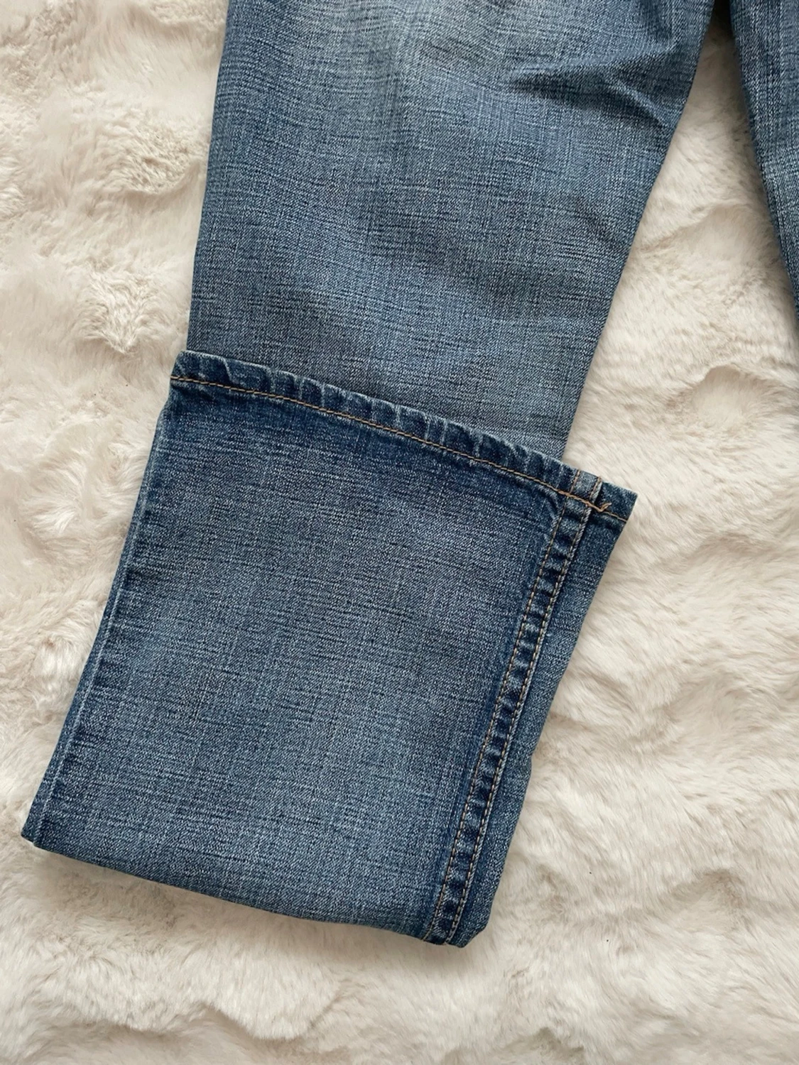 Blå bootcut jeans med broderade fickor - 3