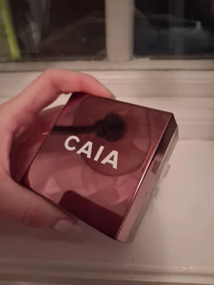 CAIA loose gloslistan bronzer - Endast testat produkten men den passade inte mig. Nyans Venice