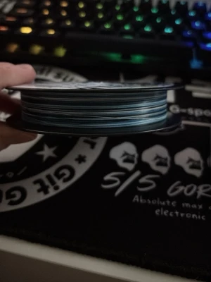 Spiderwire blue camo flätlina fiske - Spiderwire blue camo flätlina i 0.11mm, extremt bra till abborrefiske men även lax och öring. Bra nöttålighet och hög brottstyrka för dess diameter🐊