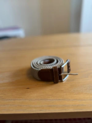 Beige flätat bälte - Säljer nu denna beige flätade bältet i väldigt bra skick! Tveka inte att höra av er vid frågor och funderingar!🙌