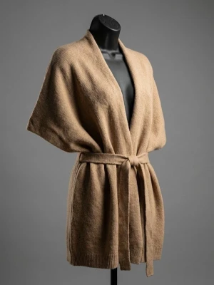 Beige cape  - Säljer en beige cape  från SHEIN i storlek S. Koftan har korta ärmar, öppen front och ett matchande knytskärp i midjan. Tillverkad i mjukt stickat material, perfekt för lager-på-lager och en chill look.