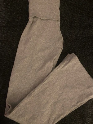 Lågmidjade grå yogapants från Monki storlek XS - Low waisted yoga pants från monki.