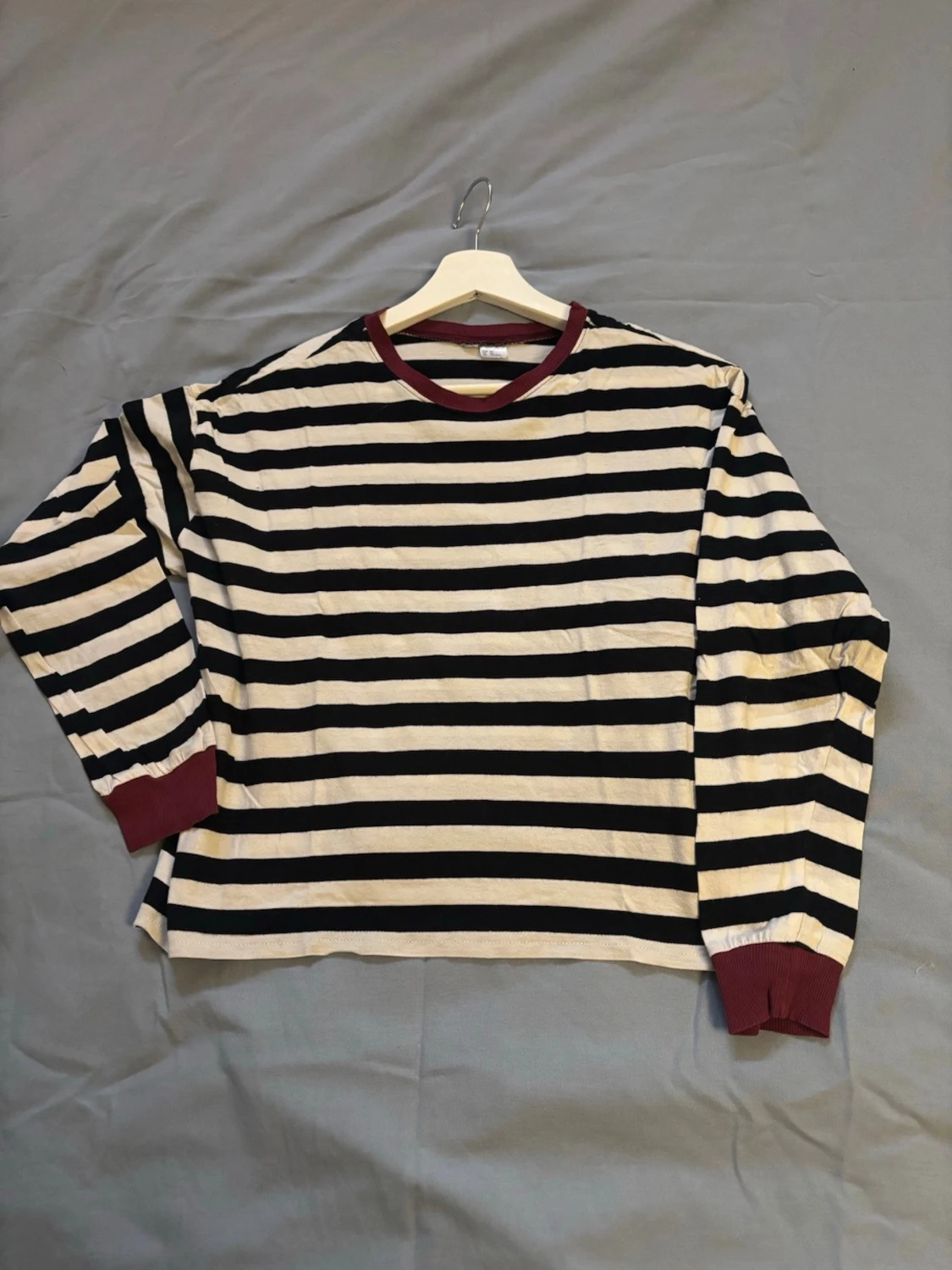 Randig långärmad tröja med vinröda muddar