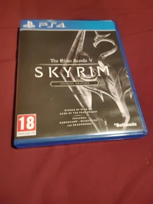 The Elder Scrolls V: Skyrim PS4 - The Elder Scrolls V: Skyrim Special Edition till PS4. Spelet kommer i ett blått plastfodral med svart och silverfärgad omslagsdesign. Innehåller expansionerna Dawnguard, Hearthfire och Dragonborn. Perfekt för dig som gillar episka äventyr och fantasy.