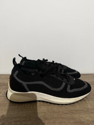Svarta sneakers från Bally med mesh - Tja säljer nu mina riktigt feta bally davyn sneakers då jag börjar växa ut dom! Storlek 41 men skulle säga att dom e lite större så dom sitter som 41,5/42. Nypris 5800~ 