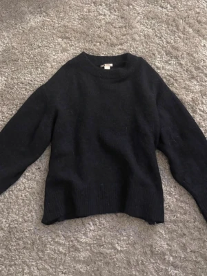 mörkblå stickad tröja gina  - mörkblå tjock stickad tröja från gina i stl 170 men passar xs/s, fint skick!💞