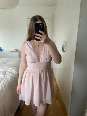 Ljusrosa klänning från Bubbleroom - Säljer en ljusrosa klänning från bubbleroom. Klänningen är uppsydd för att bli lite kortare då jag är 1,59. Använd en gång, i nyskick.
