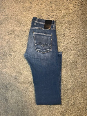 Replay Anbass - Säljer ett par feta Replay Anbass i mörkblå. Kontakta mig för fler bilder eller andra funderingar! W30 L32