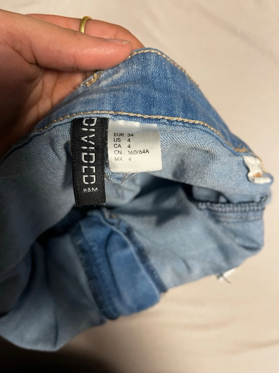 Ljusblå denimshorts med uppvik - 2