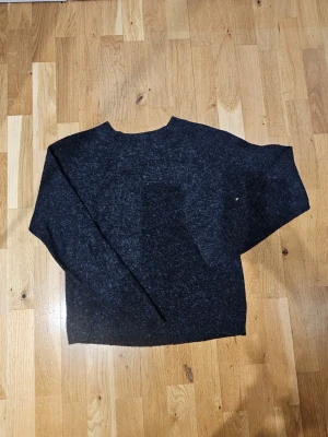 Grå stickad tröja - vero moda  - En grå stickad tröja från vero moda - storlek xs. Använd några gånger men fortfarande i fint skick!
