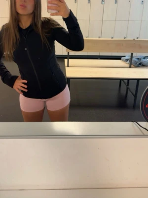 Lululemon jacka!  - Säljer min absoluta favorit Lululemon jacka i storlek 6! Den är fortfarande i bra skick, inga hål eller defekter, aningen nopprig vid armarna med inget som inte går att ta bort. Säljer endast för att jag söker en ny storlek. Hör av er vid frågor/andra bilder!