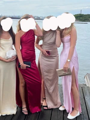 Ljusrosa långklänning med slits - Säljer en jättefin rosa balklänning från babyboo som endast är använd en gång, balen i 9an💖 Den är i satin och har smala axelband samt justerbara band i ryggen💖 Pris kan diskuteras 