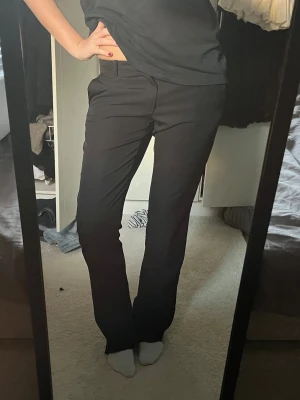 Lågmidjade kostymbyxor - knappt använda, jag är 170 och bär oftast stl 36-38 ❤️❤️