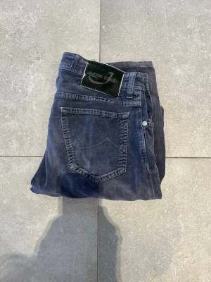 Jacob Cohen 688 - Tjena, säljer nu dessa riktigt snygga Jacob Cohen 688  i Stl 32🇮🇹 . Dom är i riktigt bra skick. Nypris 4500✅Vid minsta funderingar så är det bara att höra av sig//Allt gott