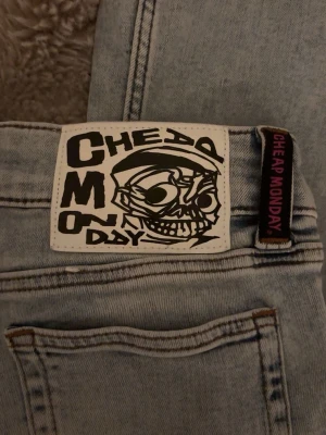 Ljusblå Cheap Monday jeans bootcut - säljer ett par super fina ljusblåa cheap monday jeans i storlek 26/30. Inge defekter, ser helt nya ut. Säljer då jag vill köpa (eller ev byta) till större storlek. Skriv innan du köper‼️‼️