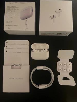 Apple AirPods Pro trådlösa hörlurar - Jag säljer nu mina AirPods Pro 2 som jag knappt har använt. Den har brusducering. Ljudkvaliteten är mycket bra. Allt funkar som den ska som andra vanliga Airpods. Serienummer ser du på bilderna. Jag säljer den för ett billigt pris så att du kan spara flera tusen lappar😚, extra silikonpluggar och USB-C laddkabel. Snygg och kompakt design med in-ear passform och brusreducering. Perfekt för musik, poddar och samtal. Allt originaltillbehör och förpackning medföljer.