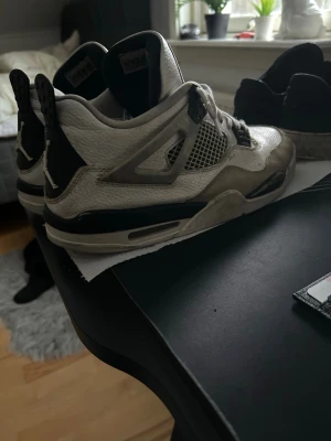 Nike Air Jordan 4 Retro vit/svart - Tjena Säljer ett par Nike Air Jordan 4 Retro sneakers i vitt och svart! De är storlek 46 men passar mer 45/44,5 väldigt snygga och har mycket att ge! Hör av er om ni undrar något😊🙏