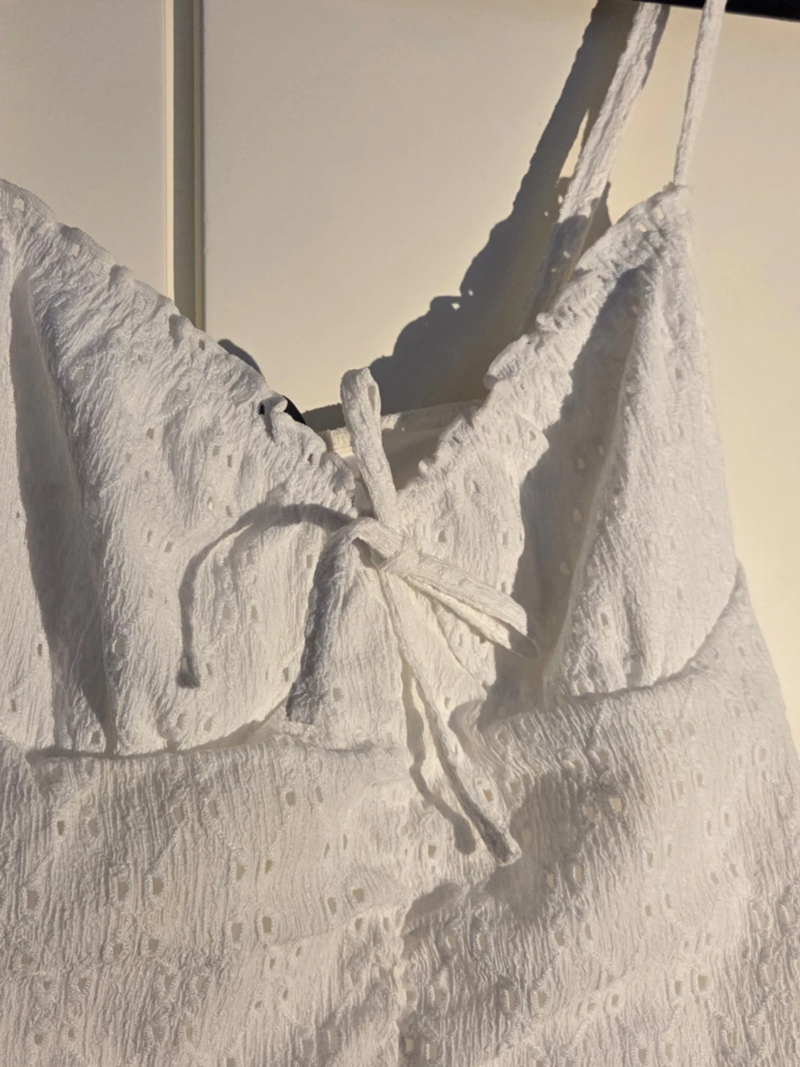 Vit kort klänning med knyt och broderi - 1