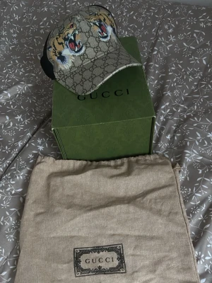 Tiger keps - G G keps använd påse och låda inkluderad 