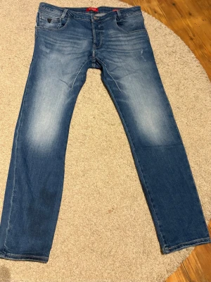Guess jeans - Snygga guess jeans i blå färg i stolek 32/32