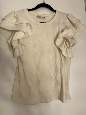 Vit ribbad topp med volangärmar Zara - Superfin vit ribbad topp från Zara med stora volangärmar 💕