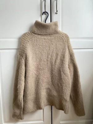 POLOTRÖJA - Jättefin polotröja som är stickad, från New yorker😙