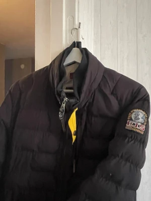 Svart dunjacka från Parajumpers - Fint skick. (Behövs tvättas) Strl L modell man. Har egentligen strl s/m i jackor men skulle säga att den formar sig utifrån en själv. Använd av en kvinna, skulle säga att den passar bra till både män och kvinnor.