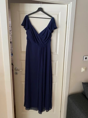 Marinblå balklänning  - En otroligt fin marinblå balklänning som jag använde på balen i nian. Den är V ringad och har även en mer öppen rygg. Den är köpt på bubbleroom’s outlet för 150kr utan någon form av skavanker. Hör av er vid frågor!🌸