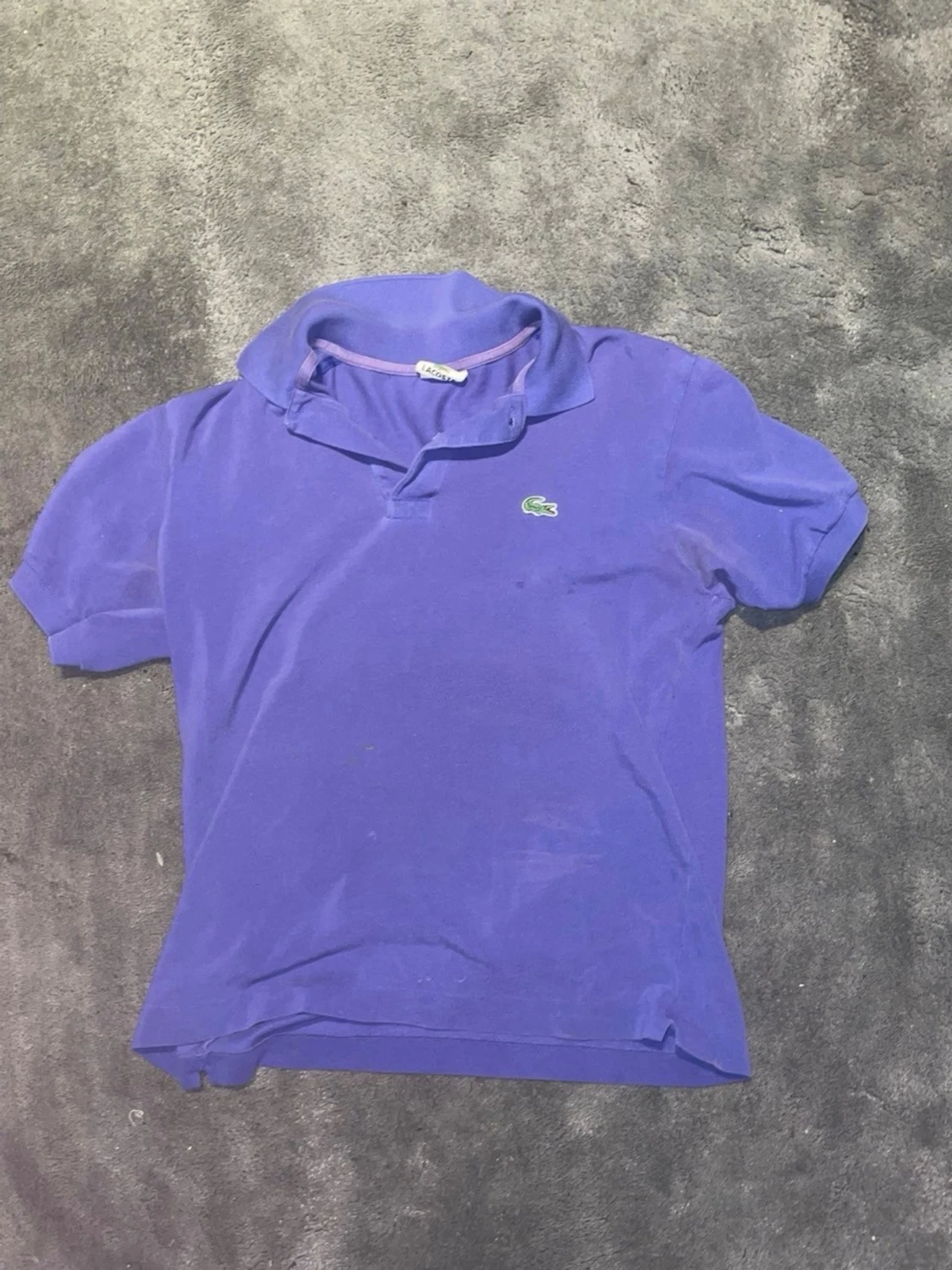 Lila pikétröja från Lacoste