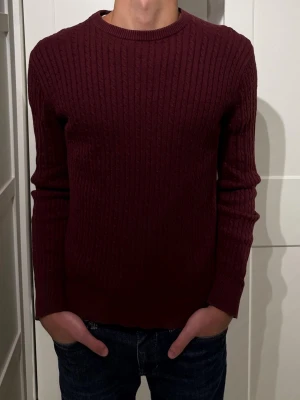 Tröja Riley - Vinröd tröja från Riley. Size (S) modellen är 177cm. Inga defekter på tröjan. Hör av dig vid funderingar!