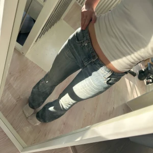 Ljusa bootcut jeans - Snygga ljusa utsvängda jeans med mellanlåg midja🌟passar perfekt på mig som är en typisk S/36/38 och 167 cm! Finns ett litet hål precis till höger precis där benen går ihop men inget som syns eller som man tänker på!