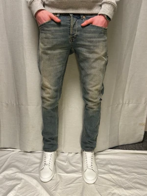 Dondup George  - Säljer ett par blåa dondup George jeans. Storleken är W30 L32 men funkar även för W31 i midjan. Modellen på bildens ör 183 o väger 70 kg. Skriv vid minsta fundering.