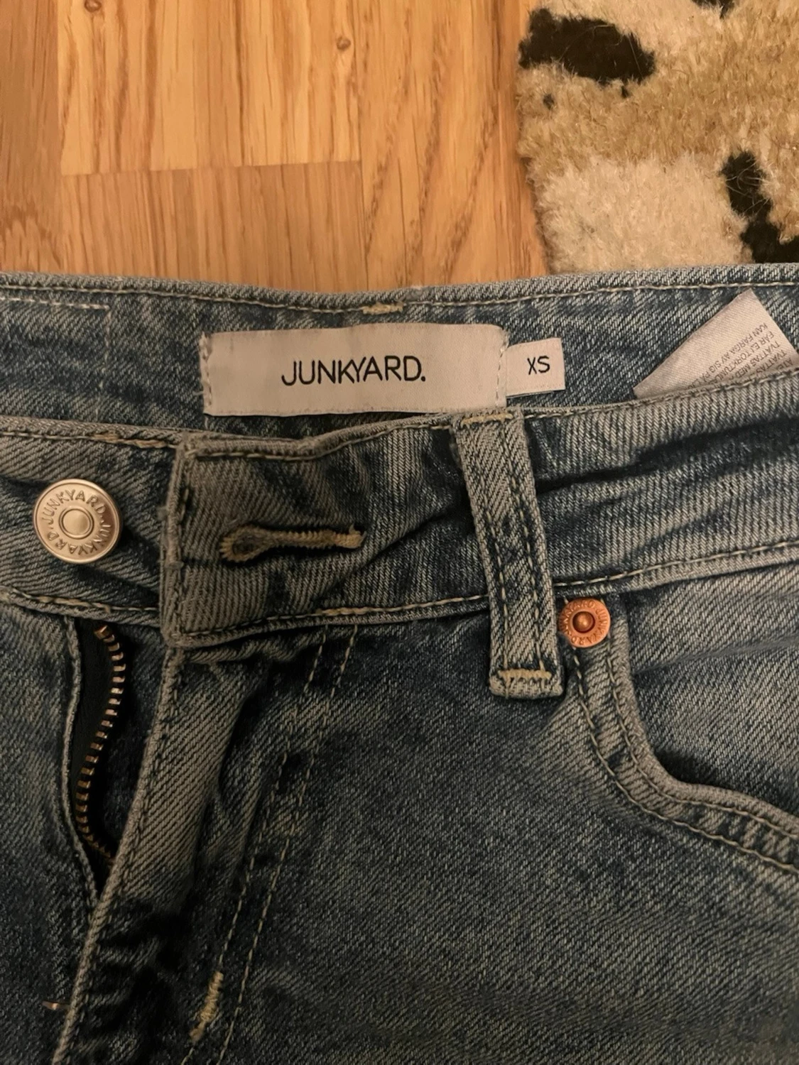 Blå bootcut jeans med broderad ficka - 3