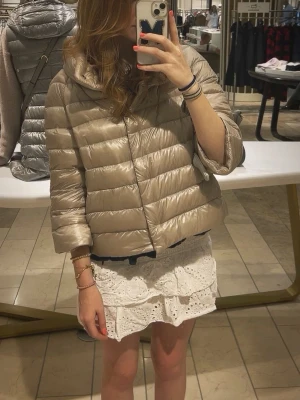 Herno jacka - Säljer en jättefin herno jacka! Bilden är lånad, skriv om du vill ha egna bilder. Vill gärna byta till en annan färg