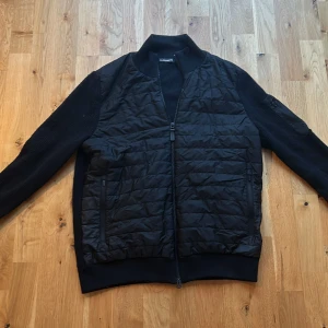 Svart bomberjacka från J.Lindeberg - Knappt använd cardigan. Pris kan diskuteras vid en snabb affär 