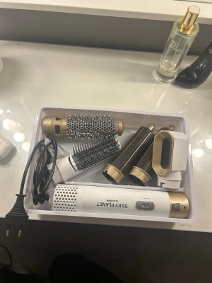 5 in 1 hairstyler - Säljer detta hårstyling verktyget eftersom jag fick en likadan, använt 1 gång och gav fint resultat! Ordinarie pris 1400kr Bild 4 & 5 visar hur det blev när jag stylade det lite snabbt!