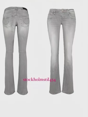 Grå bootcut jeans med slitningar - Snygga grå bootcut jeans med lätt slitna detaljer och klassisk femficksdesign. Jeansen har normal passform och är tillverkade i mjukt denimtyg som ger en bekväm känsla. Perfekta för dig som gillar en avslappnad men trendig look. Nedsydda i slutet 