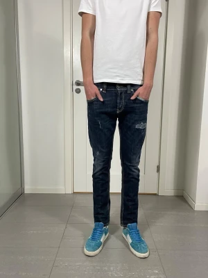 Dondup Jeans  - Säljer nu dessa Dondup Jeans med snygga slitningar och färgstänk i populär design, skriv för fler bilder/frågor🙌🏼