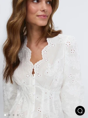 Vit broderad blus med puffärm - Säljer denna trendiga Superfina vit blusen från gina tricot som är slutsåld, storlek m helt ny med prislapp kvar liten i storleken skulle jag säga . Blusen har broderade blommor och hålmönster. Blusen har långärmade puffärmar, knappar framtill och en söt vågig kant vid halsringningen. 