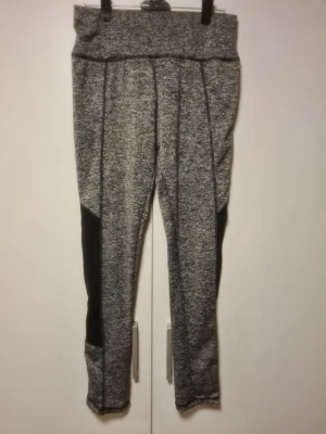 Grå leggings - Snygga gråa leggings som är jättesköna att ha på.