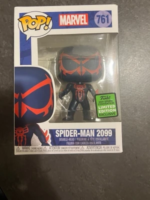 Funko Pop Spider-Man 2099 Limited edition - Cool Funko Pop-figur av Spider-Man 2099 från Marvel, nummer 761. Figuren är svart med röda detaljer och kommer i originalförpackning. Det är en 2021 Spring Convention Limited Edition Exclusive, perfekt för samlare av Marvel eller Funko Pop.