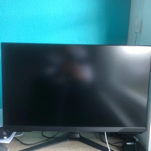 Samsung Curved Gaming Monitor - Snygg Samsung curved gaming-skärm med modern design och stabilt stativ. Skärmen är i gott skick utan synliga repor eller skador. Perfekt för gaming eller arbete med bred betraktningsvinkel och hög upplösning. Alla portar och knappar ser hela ut. Bäst för gaming FPS och arbete