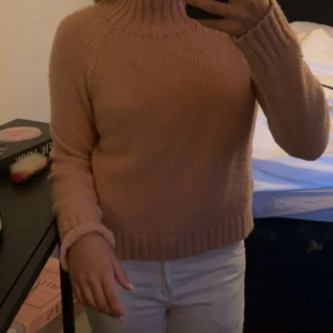 Rosa stickad tröja - Super fin rosa stickad tröja med en polo krage strl s har för mig den va från Massimo dutti💋